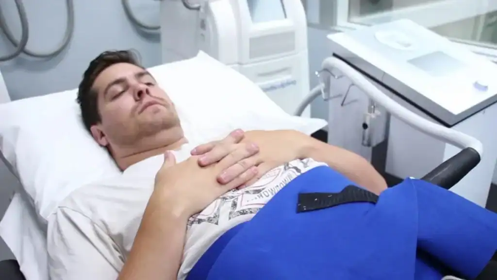 Transforming Bodies: Celebrity Success Stories and the Truth Behind Body Contouring 2 Image of male having body contouring Sandwich treatment